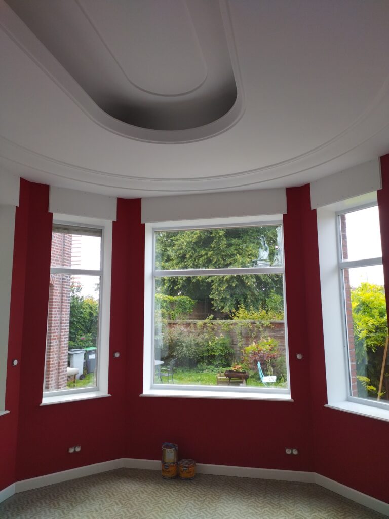 Isolation, plâtrerie et agencement intérieur : plafond décoratif et rénovation intérieure avec finitions premium.