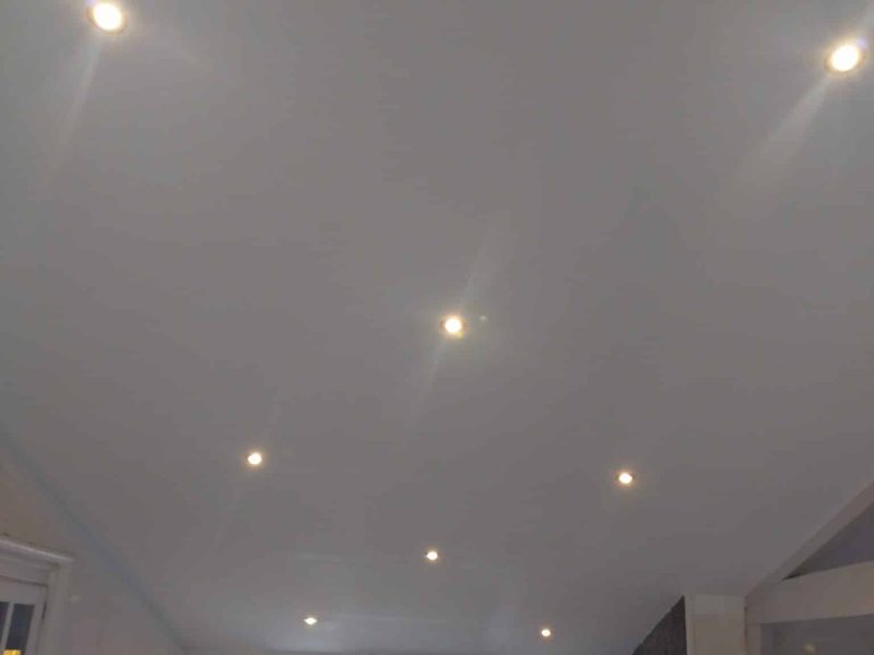 Faux plafond et spots encastrés, pour un rendu lumineux et contemporain.
