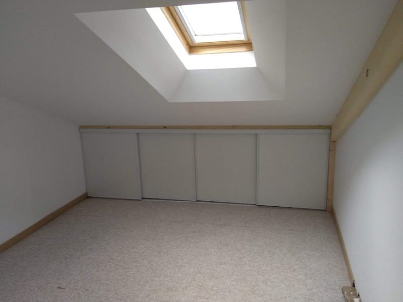 Agencement intérieur d’une pièce sous combles : habillage, finitions plâtrerie et espace prêt à aménager.