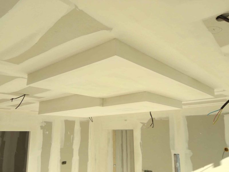Réalisée en plâtrerie pour structurer l’espace et préparer les finitions intérieures.