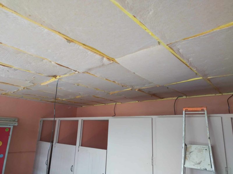 En cours de chantier, plafond isolé avant habillage et plâtrerie