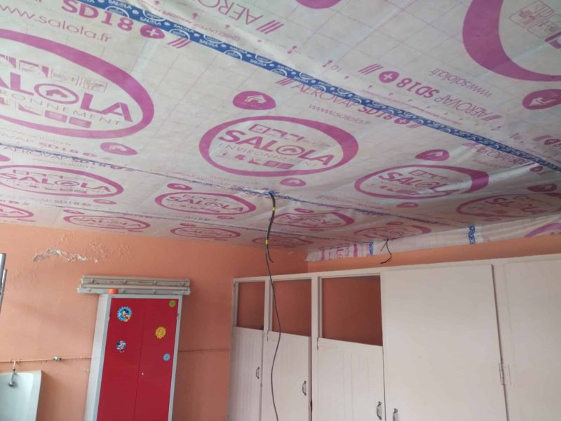 Sous rampants avec membrane d’étanchéité pour un chantier propre et performant.