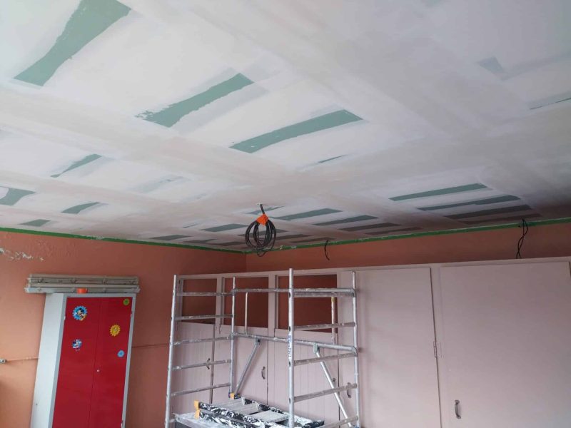 Isolation biosourcée : finitions en cours dans les combles après isolation et préparation des surfaces.