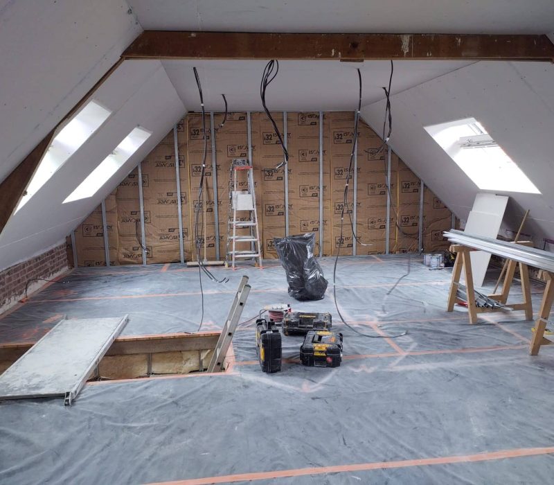 Chantier d’isolation intérieure en combles : préparation des rampants et des ouvertures avant habillage en plaques de plâtre.