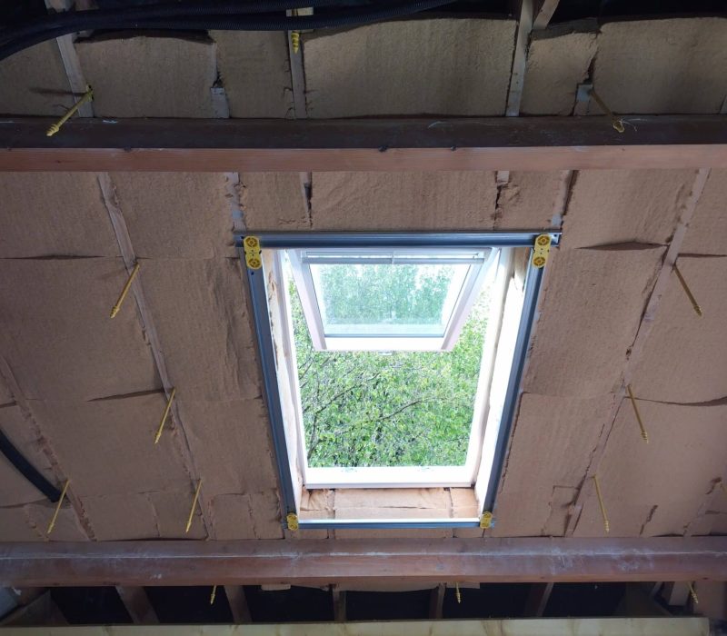 Pose d’isolation biosourcée autour d’un Velux, amélioration du confort thermique et acoustique des combles