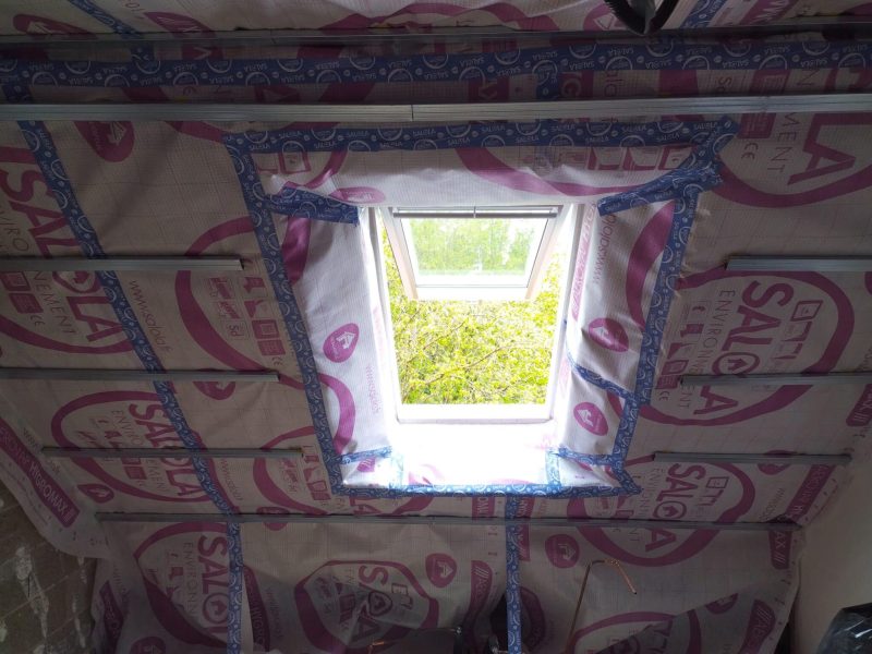 Toiture : fenêtre de toit intégrée avec isolation et étanchéité soignées