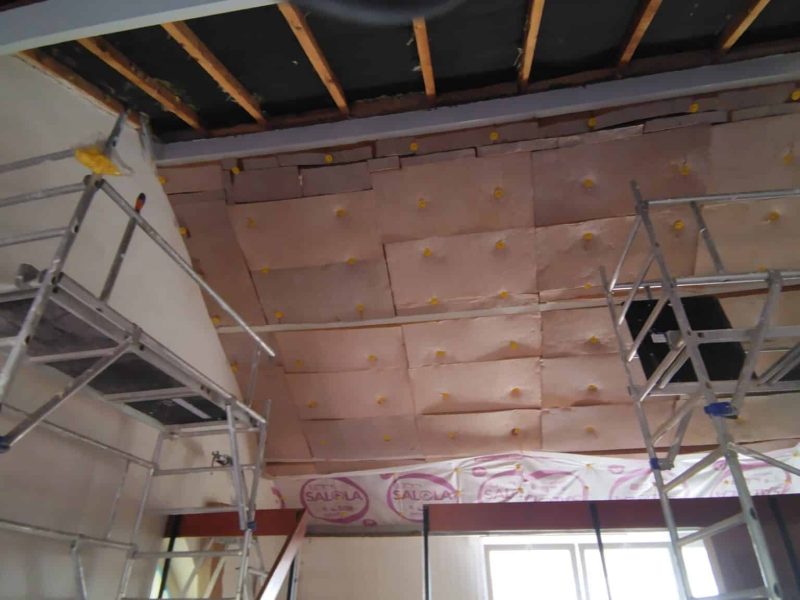 Isolation biosourcée en plafond : pose des panneaux isolants et préparation du support avant fermeture et finitions.