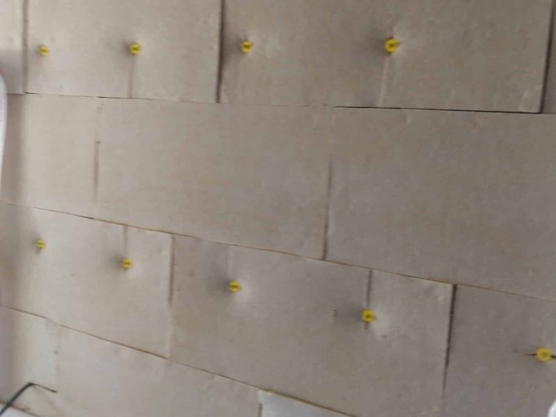 Isolation biosourcée sur mur intérieur, pose des panneaux pour améliorer le confort thermique et acoustique.
