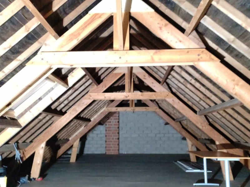 Structure bois apparente et préparation du volume pour l’aménagement.