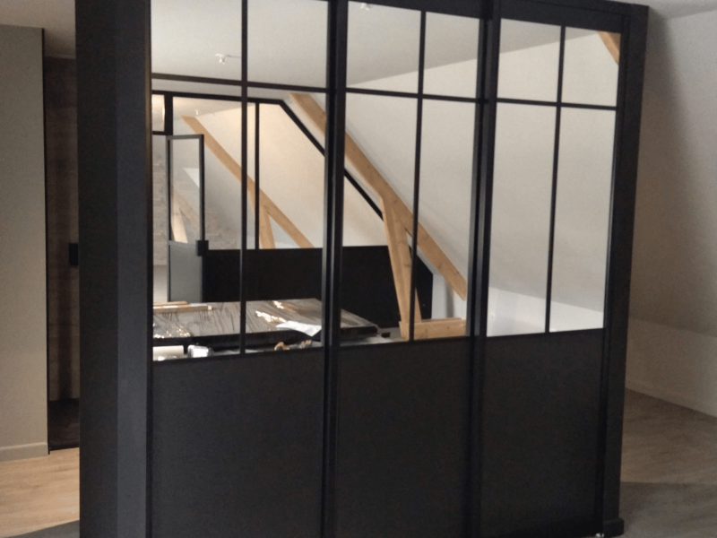 dressing sur mesure avec structure métal noire, rangements optimisés sous pente