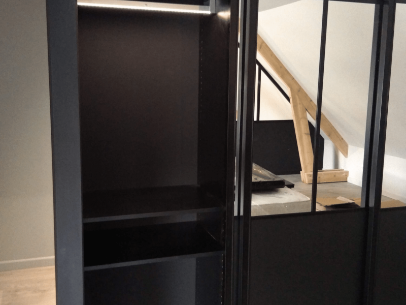 Dressing sur mesure avec structure métal noire, rangements optimisés sous pente